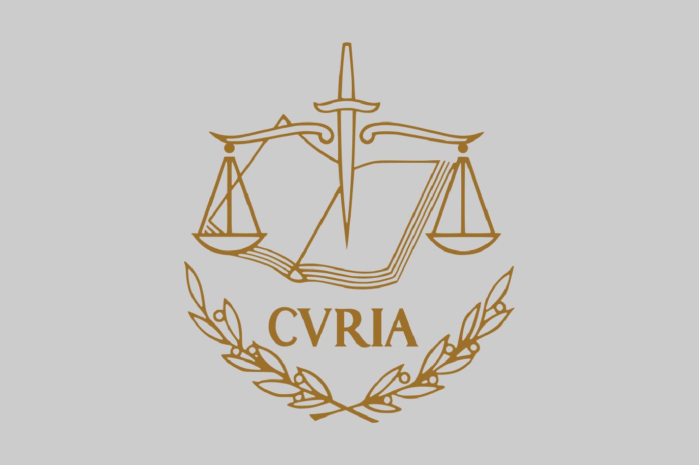 Logo della Corte di Giustizia dell'Unione Europea. Il logo mostra una bilancia della giustizia stilizzata con una spada che la attraversa, sopra un libro aperto con linee ondulate che suggeriscono pagine. Il testo 'CVRIA' è scritto in un carattere corsivo sotto la bilancia, circondato da un ramo d'ulivo stilizzato. L'immagine è in tonalità oro su uno sfondo grigio chiaro.