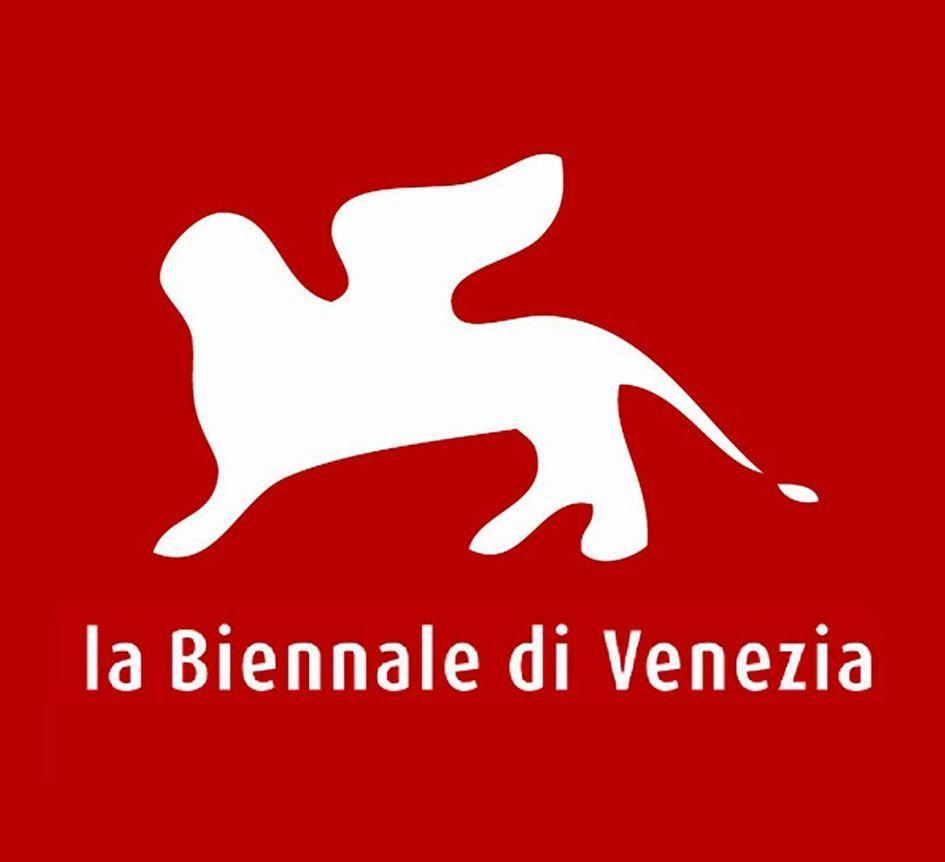 Logo della Biennale di Venezia. Leone alato bianco su sfondo rosso