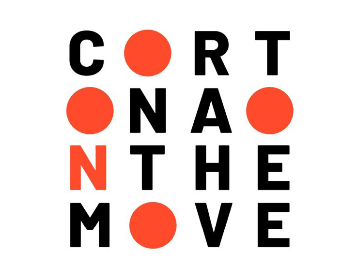 Logo di “Cortona On The Move” con lettere nere e cerchi arancioni in una griglia quadrata.