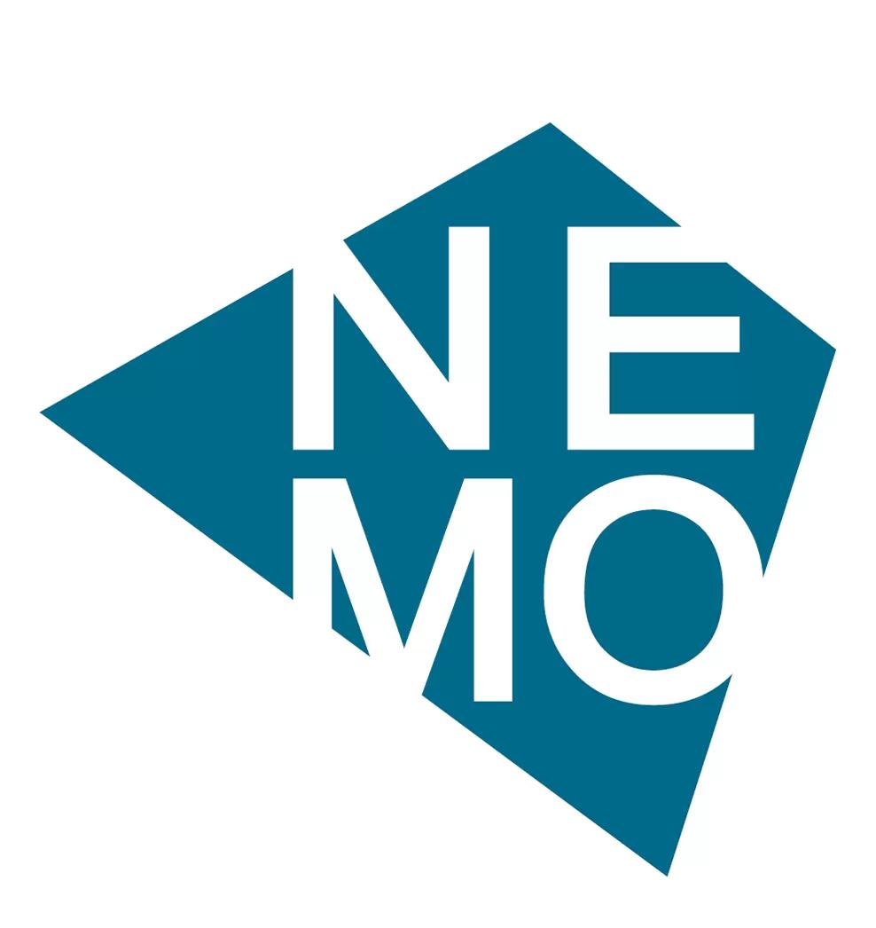 Logo ufficiale di NEMO – Network of European Museum Organisations. Il logo è composto da un poligono irregolare di colore blu petrolio, all’interno del quale sono inserite in bianco le lettere “NE” (in alto) e “MO” (in basso), disposte su due righe verticali. L’effetto grafico è pulito e moderno, con un forte impatto visivo.