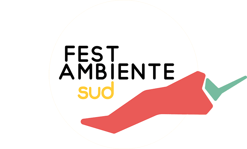 Logo di FestambienteSud: all'interno di un cerchio bianco, il nome "Festambiente sud" è scritto in caratteri moderni; "Fest" e "Ambiente" in nero su due righe, mentre "sud" è in giallo. In basso a destra è presente una forma stilizzata rossa che richiama la sagoma del Sud Italia, con un elemento verde che sembra un segno di spunta o un ramo.