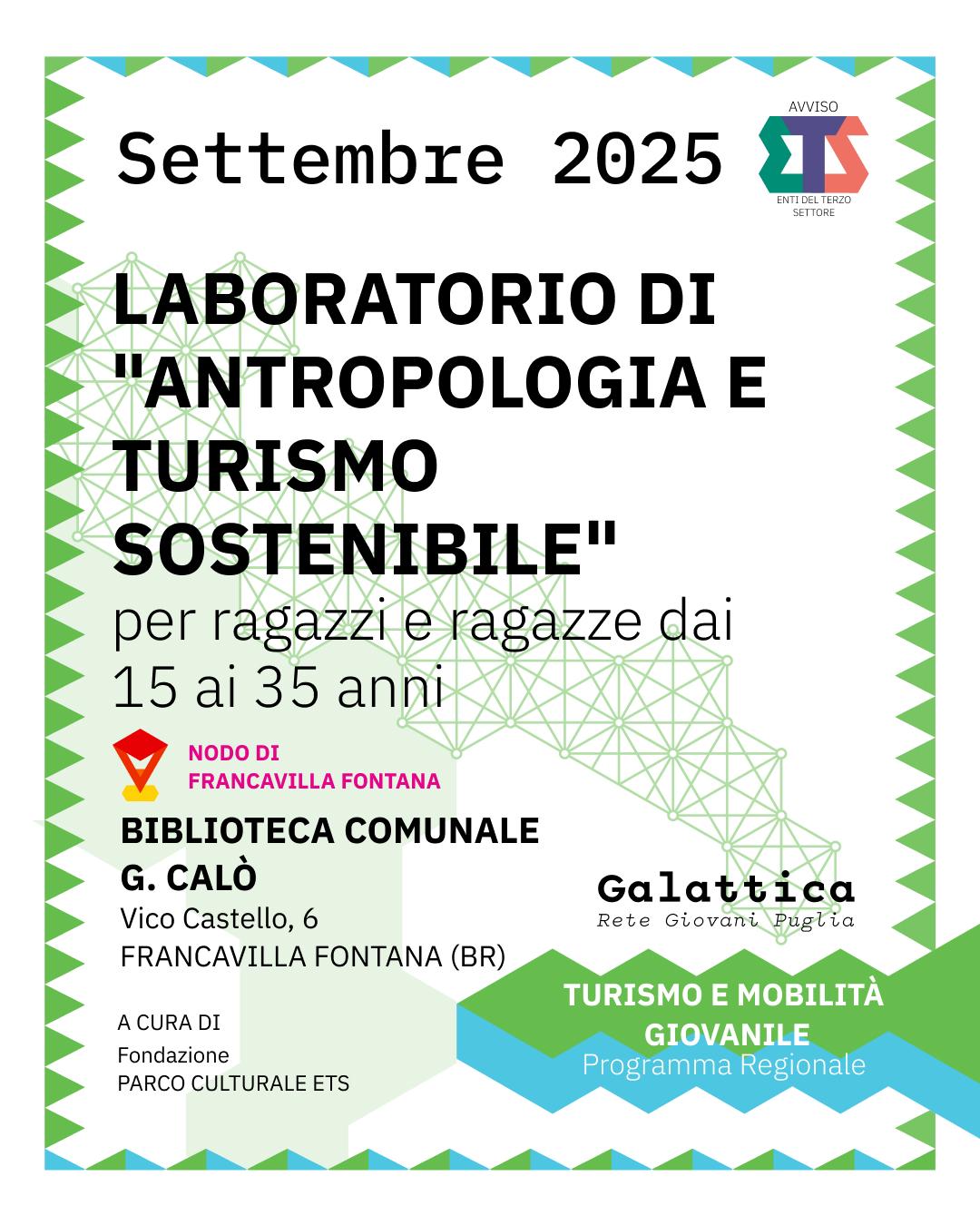Locandina su sfondo verde e bianco del laboratorio 'Antropologia e Turismo Sostenibile', previsto a settembre 2025 a Francavilla Fontana, rivolto a giovani tra 15 e 35 anni. L’evento si terrà presso la Biblioteca Comunale G. Calò, organizzato dalla Fondazione Parco Culturale ETS nell’ambito del programma regionale Galattica – Turismo e Mobilità Giovanile.