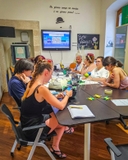 Attività di inaugurazione di Galattica ragazzi intorno ad un tavolo