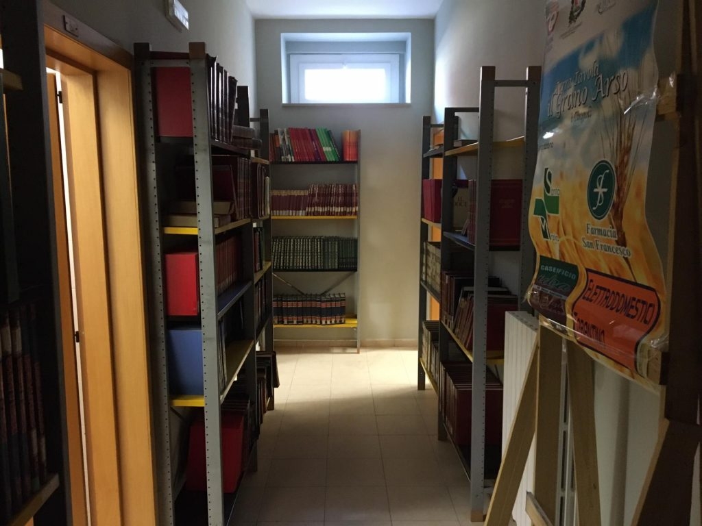 corridoio con scaffali pieni di libri