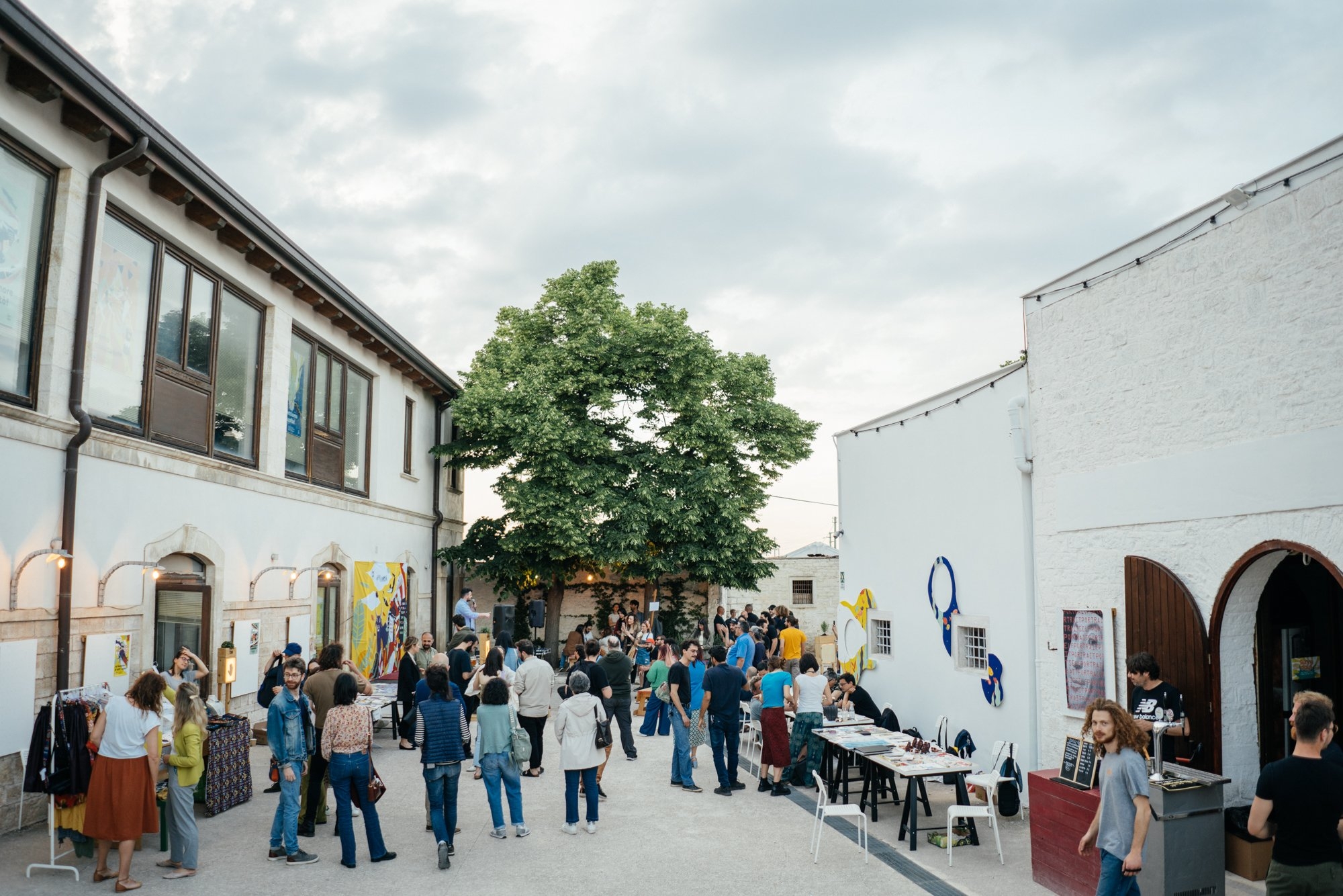 Cortile esterno con persone