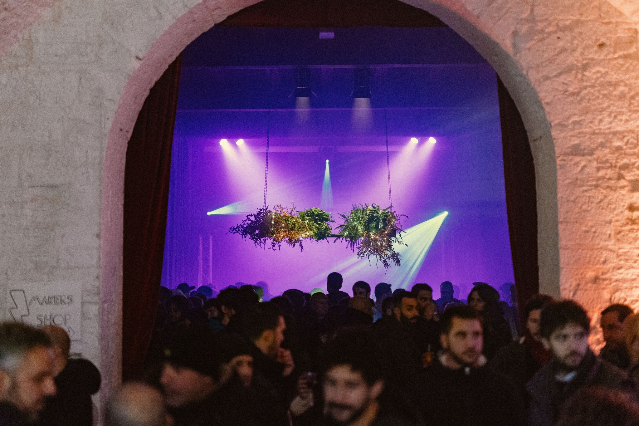 Sala interna con persone e luci durante una serata musicale