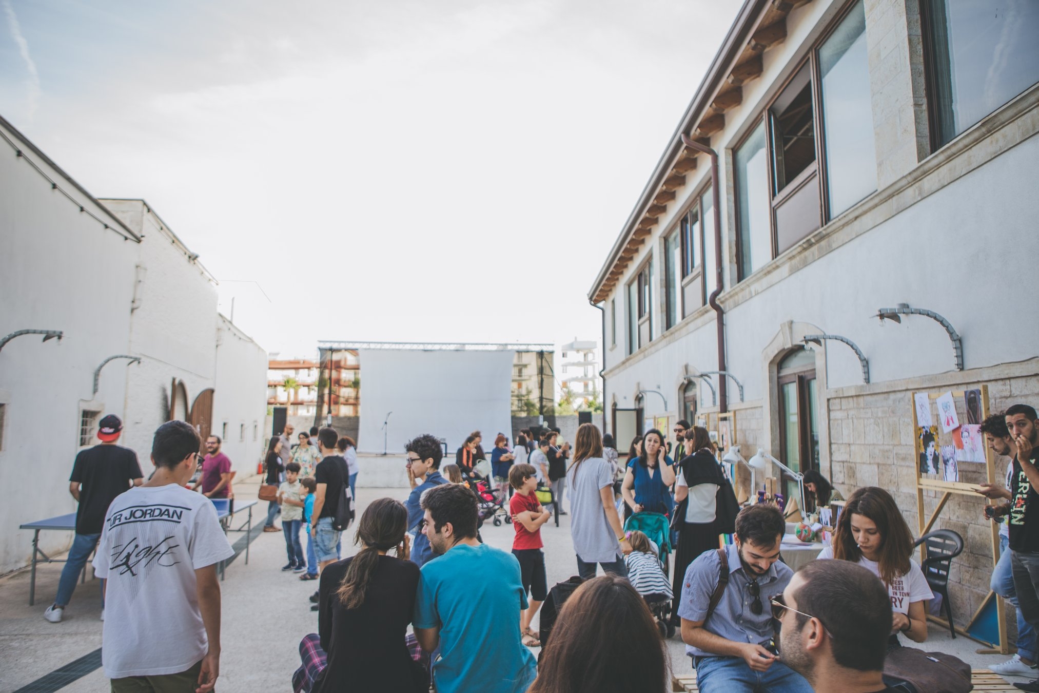 cortile esterno con persone