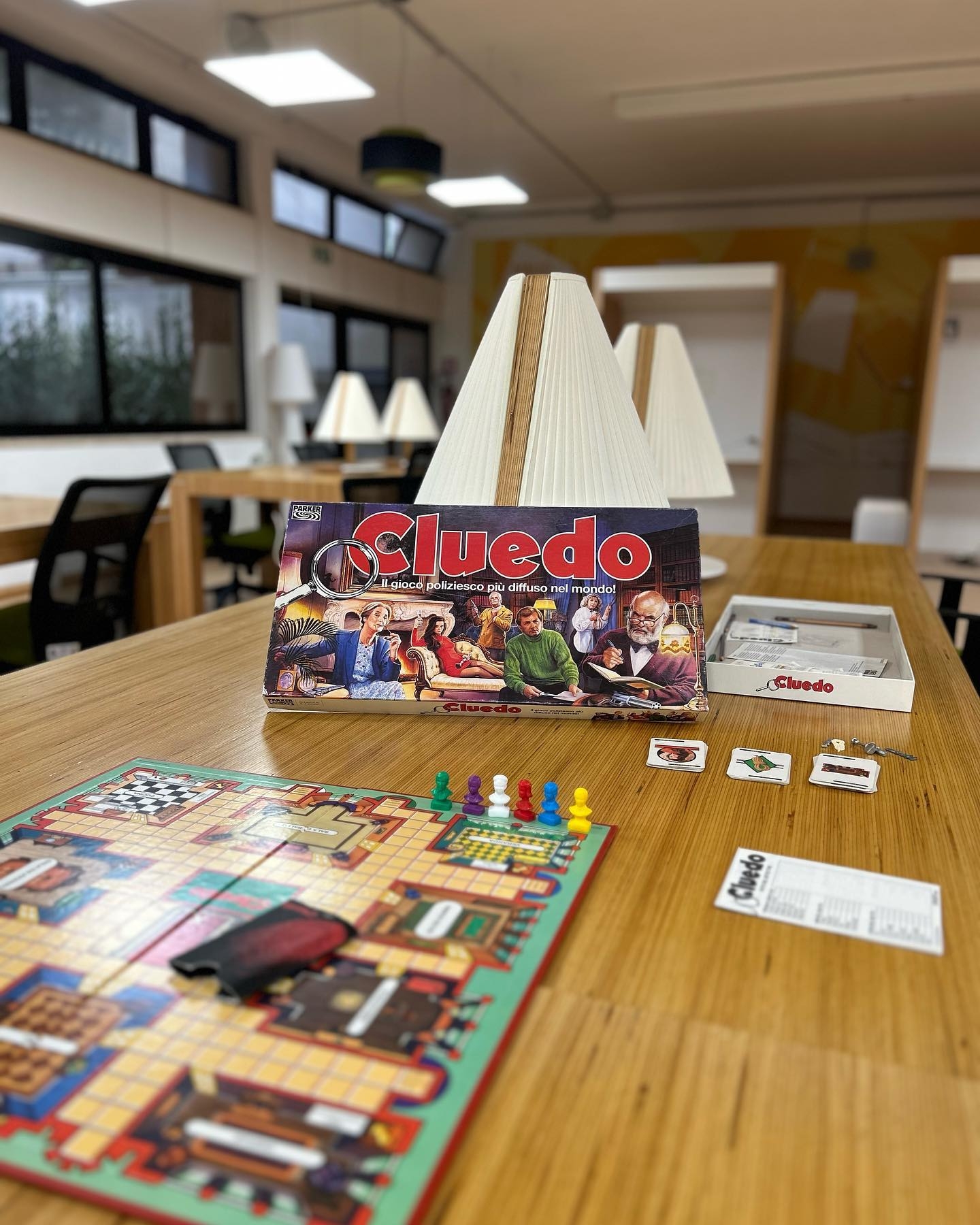 Materiale da gioco disposto su di un tavolo