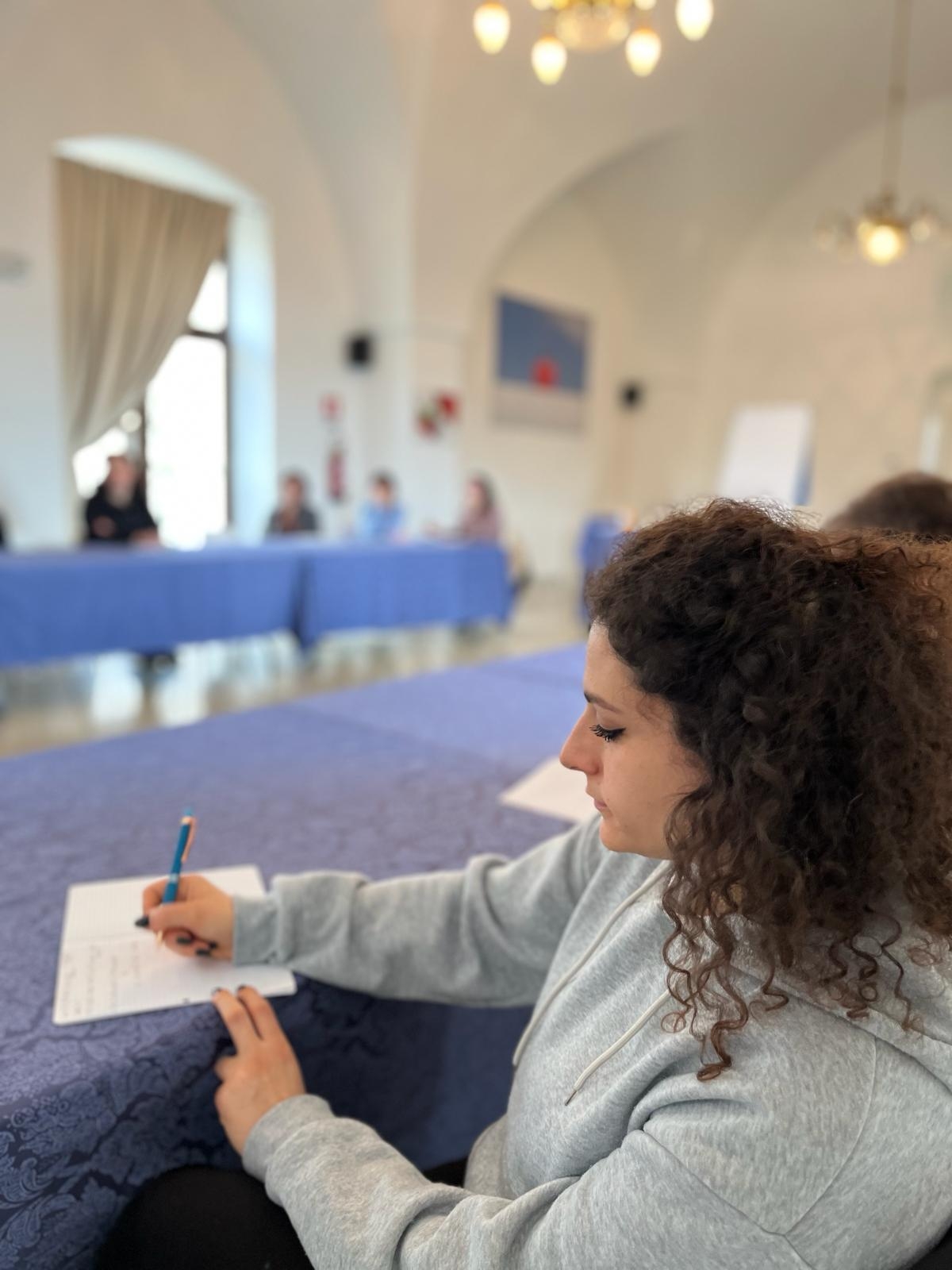 Primo piano di una partecipante al Laboratorio di inglese base presso il Nodo di Ceglie Messapica