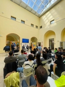 Saluti istituzionali per l'evento di lancio del progetto Galattica del Nodo di Brindisi Il momento del saluto istituzionale al pubblico durante l'evento di lancio del progetto Galattica nell'ampia e luminosa sala di Palazzo Guerrieri, sede del Nodo Galattica di Brindisi