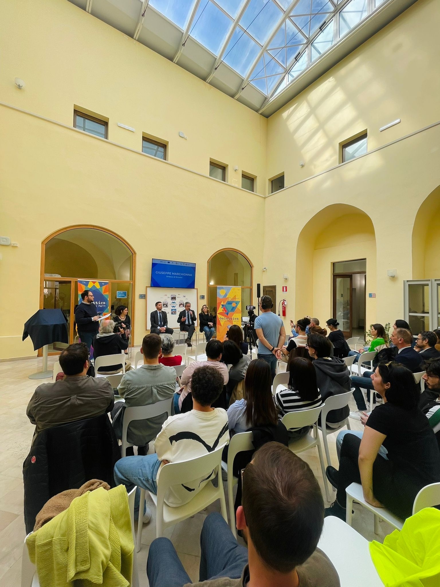 Il momento del saluto istituzionale al pubblico durante l'evento di lancio del progetto Galattica nell'ampia e luminosa sala di Palazzo Guerrieri, sede del Nodo Galattica di Brindisi