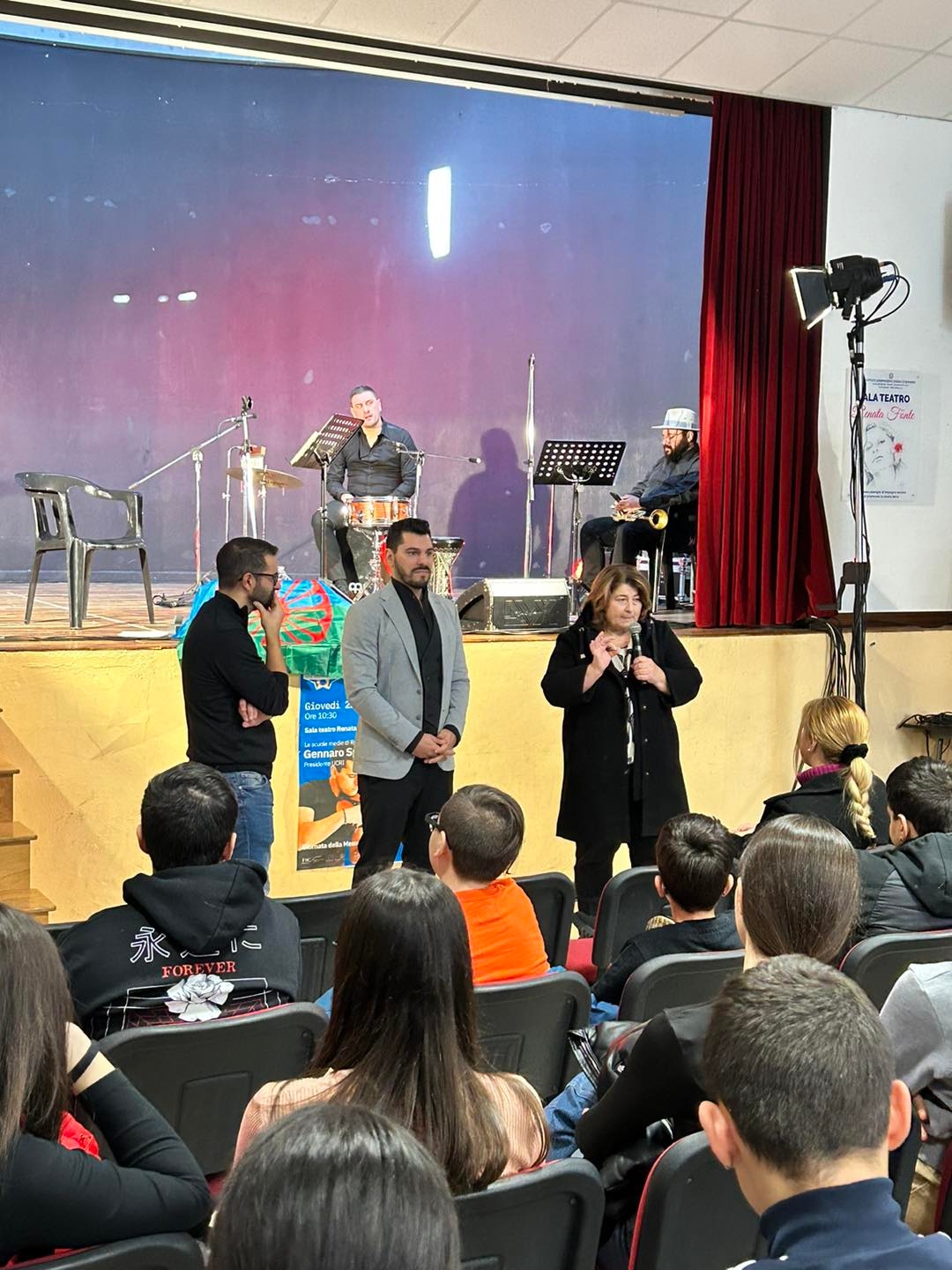 gli organizzatori salutano i presenti all'incontr