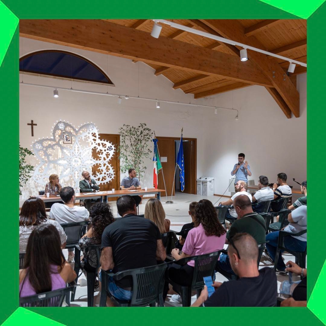 il pubblico assiste all'incontro