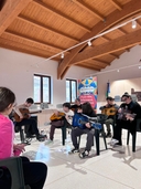 I partecipanti del laboratorio musicale organizzato dal nodo Galattica ragazzi partecipanti al corso di musica