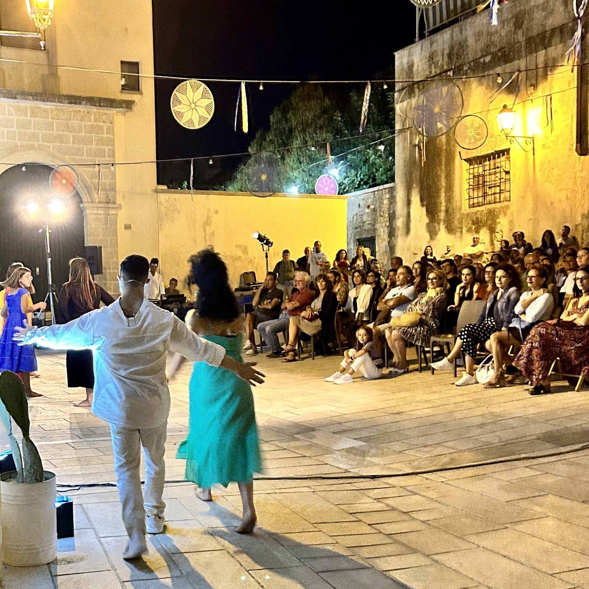 Il pubblico assiste all'esito scenico