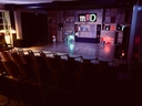 Palco con oggetti e luci Palco con oggetti e luci