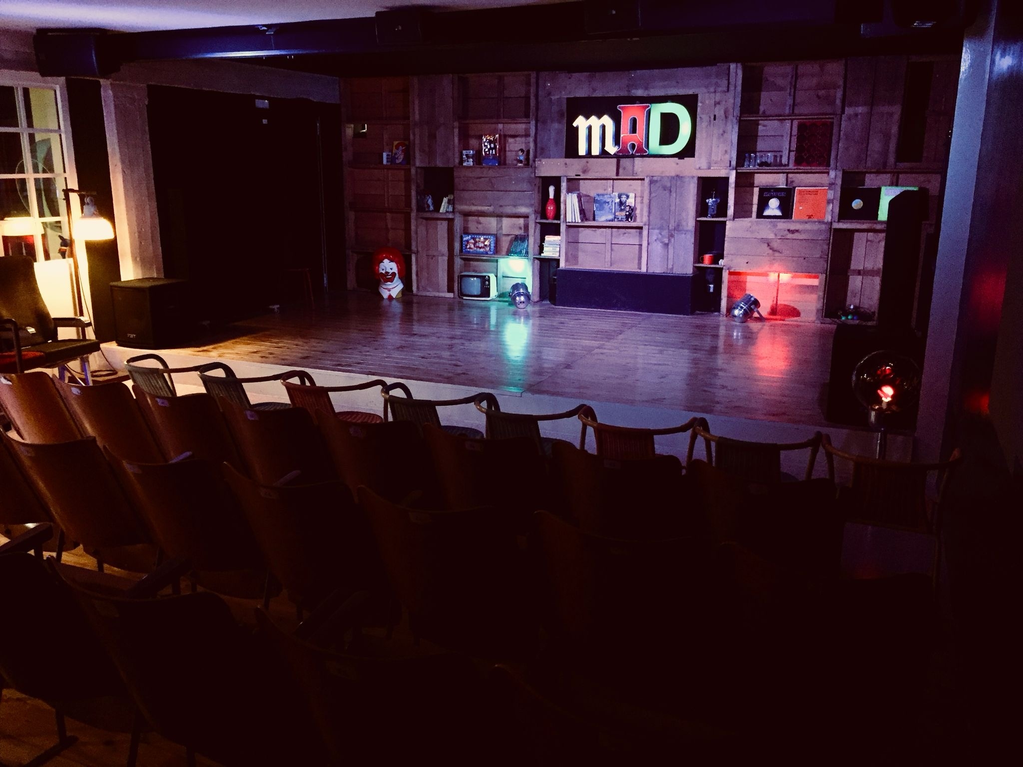 Palco con oggetti e luci