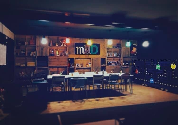 Palco con oggetti e luci