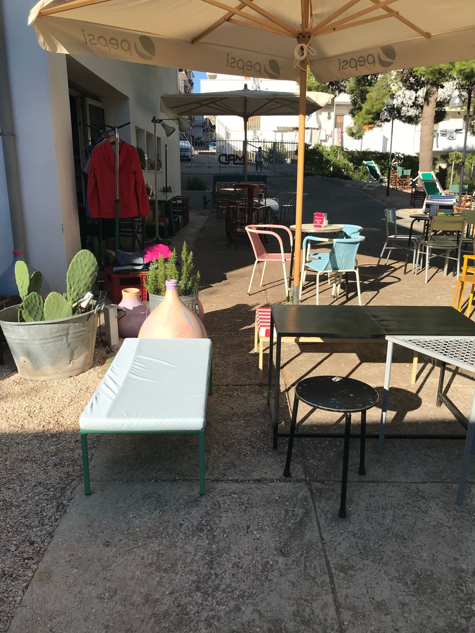 Spazio esterno con tavoli e ombrelloni
