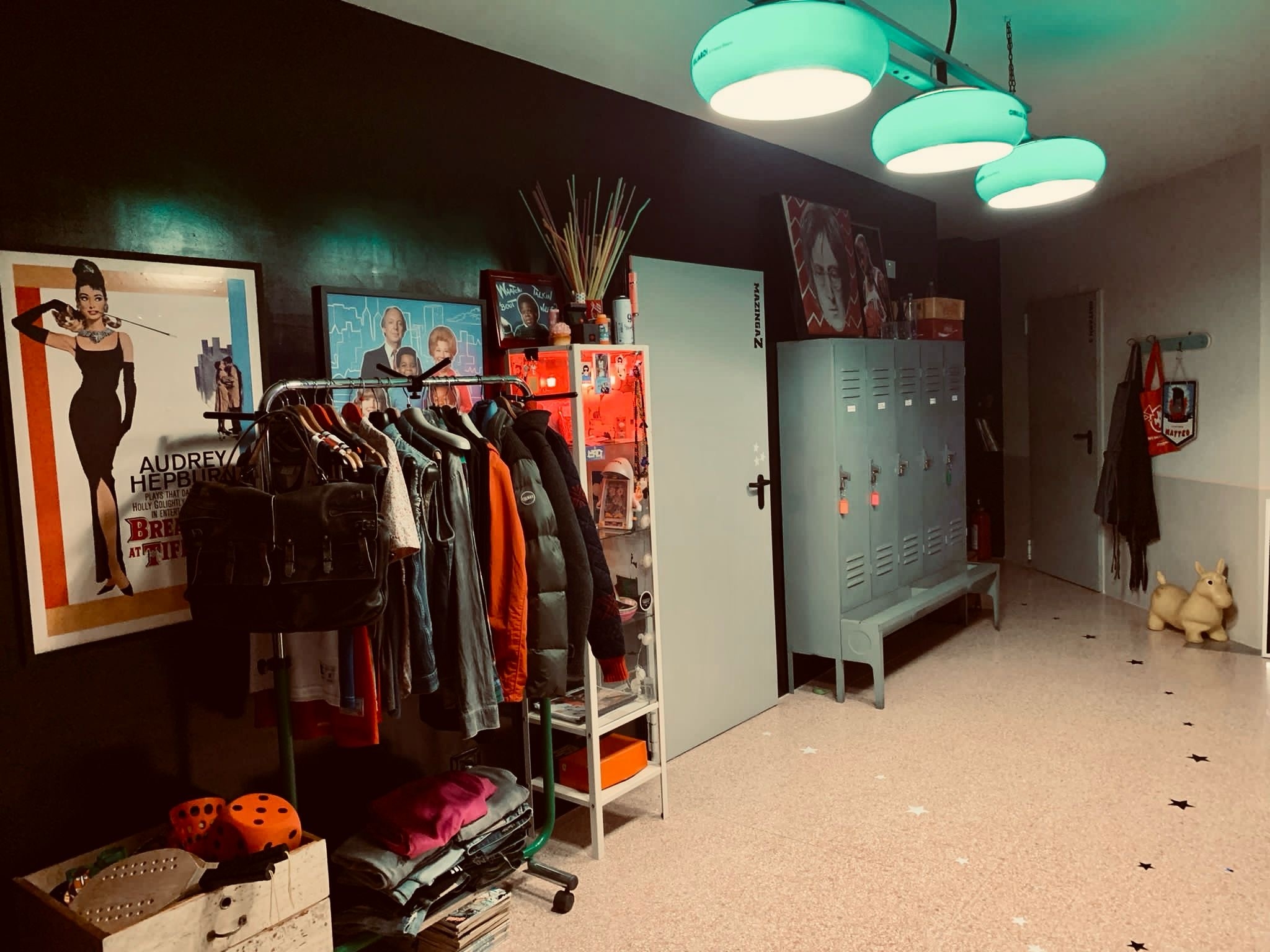 Spazio interno con porte per accedere alle sale registrazione