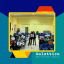 Presentazione del progetto Galattica nelle scuole di Stornarella gruppo di giovani in una stanza che sorreggono fogli con logo Galattica.
