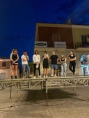 Gli operatori del Nodo presentano Galattica inscenando un finto comizio.