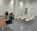 2. Sportello Galattica
2. Ampia stanza luminosa costituita da scrivanie, un computer, una stampante, una sedia da scrivania e da diverse sedie messe a disposizione per gli utenti.