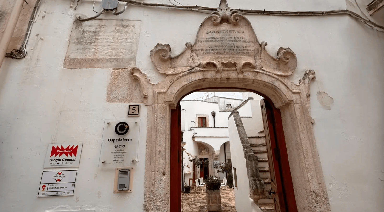 1. Foto dell'ingresso dell'Ospedaletto