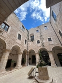 Chiostro dell'Ex Convento di San Domenico, sede della Med Cooking School che ospita il Nodo Galattica di Ceglie Messapica Veduta del Chiostro dell'Ex Convento di San Domenico, sede della Med Cooking School che ospita il Nodo Galattica di Ceglie Messapica
