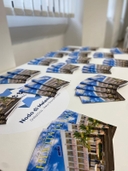 Brochure dell'incontro "Prevenzione e futuro: falsi miti e credenze sulle droghe" Brochure su un tavolo bianco con la scritta "Nodo di Melendugno" e sotto "Galattica - Rete giovani Puglia".