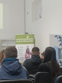 Incontro "La verità sulle droghe" Giovani seduti e visti di spalle