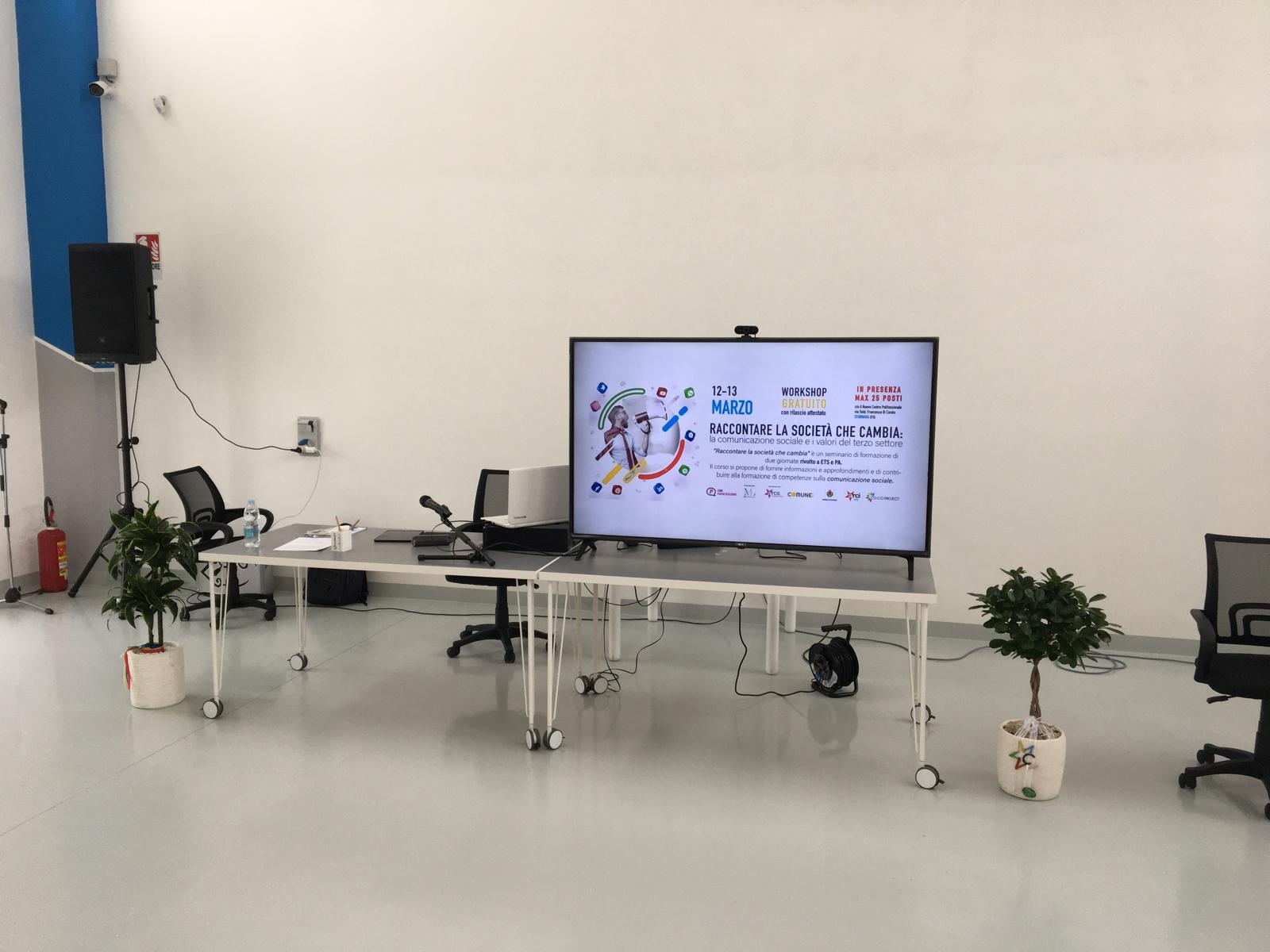 televisore con scritte