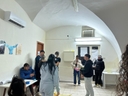 Giovani energie per allestire lo spazio di Galattica  Alcuni giovani discutendo e tenendo alcune stoffe in mano