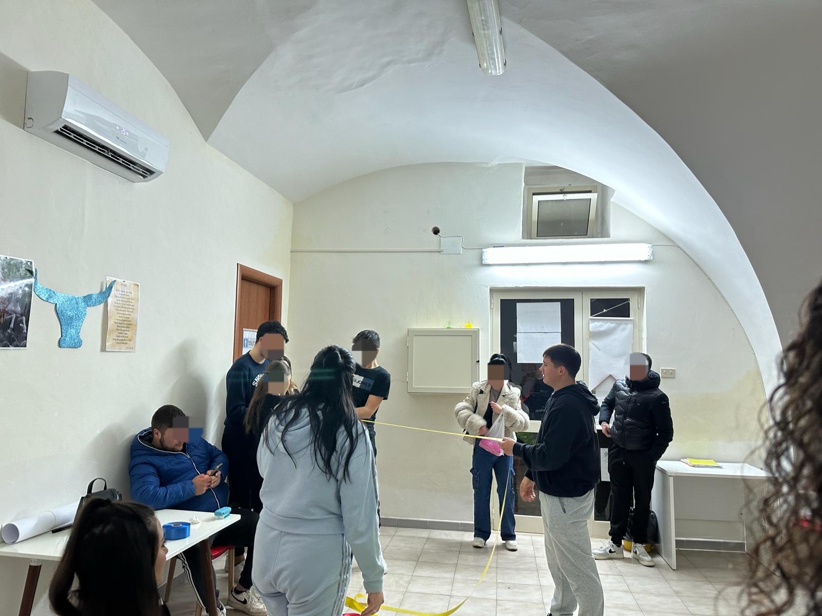 Alcuni giovani discutendo e tenendo alcune stoffe in mano