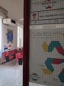 Targhe nello spazio del nodo Bacheca con in alto il logo di galattica, sotto di questo il logo del nodo di San cesario che è un triangolo rosso capovolto su una base arancione. Ancora in basso, un altro simbolo che sembrano tre tentacoli colorati con sopra la scritta "Non puoi sapere quanto è grande finchè non ne fai parte"