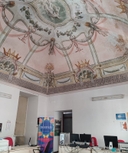 stanza con pc sala con soffitto affrescato, tavoli con pc e roll up con il logo di Galattica
