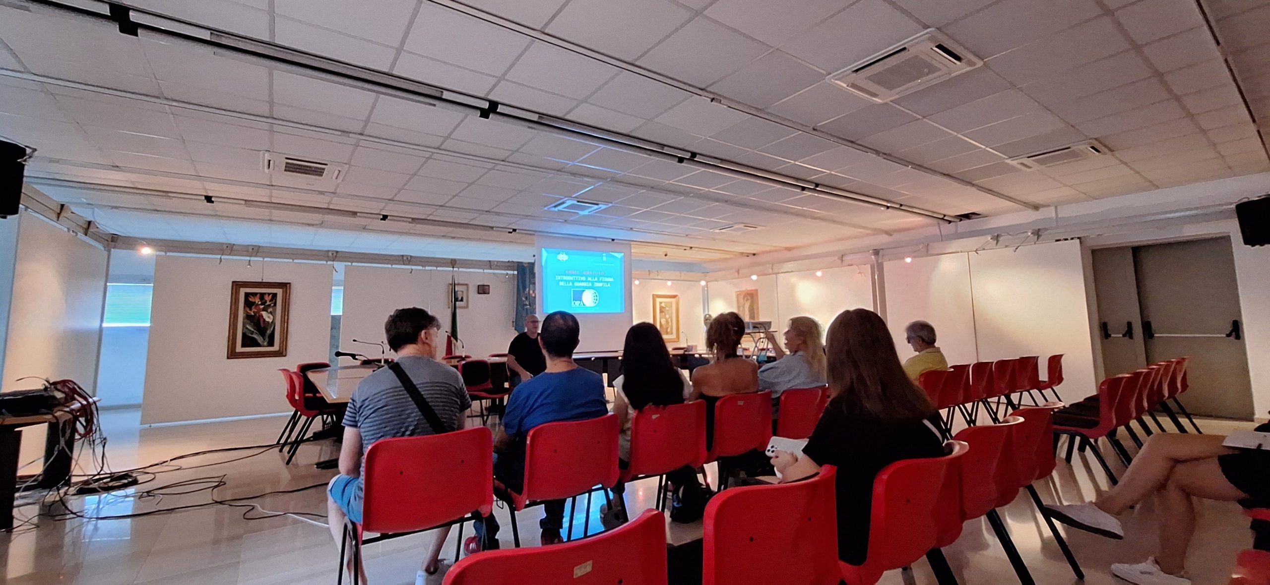 gruppo di partecipanti che seguono il laboratorio sulle funzione delle guardie ecozoofile