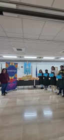 Foto dei ragazzi impegnati nel corso di intreccio gruppo di ragazzi che ricevono gli attestati del corso di intreccio