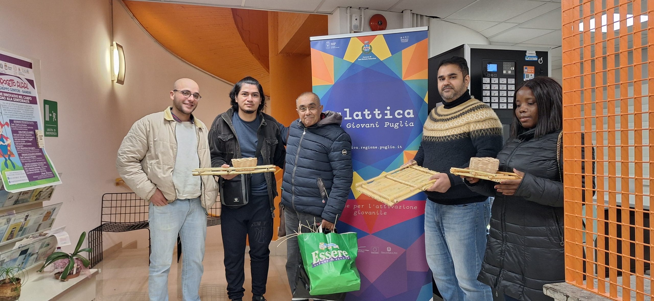 foto dei ragazzi partecipanti al laboratorio di intreccio