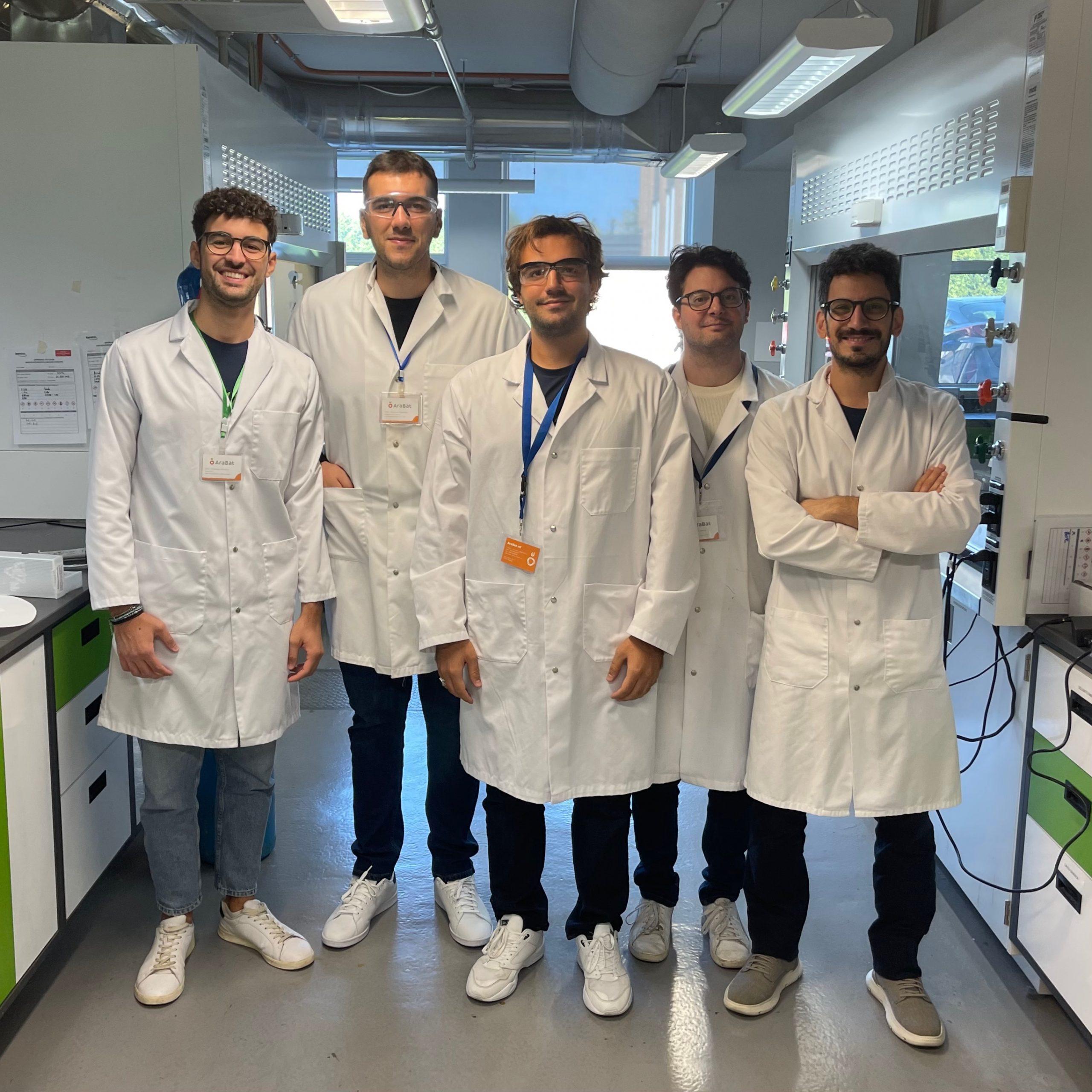 Il team di AraBat posa per una foto in laboratorio