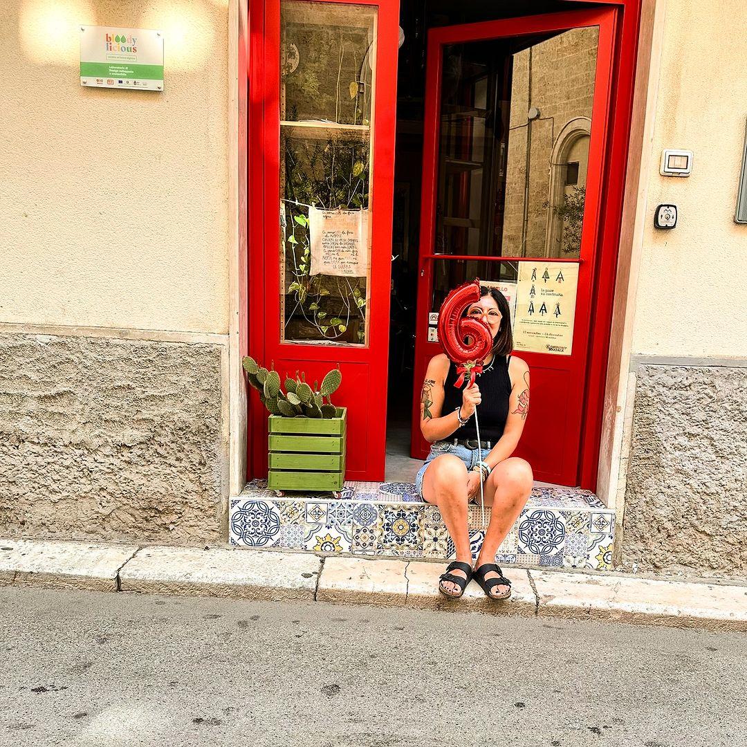 Francesca, fondatrice del laboratorio di design rattopato e sostenibile