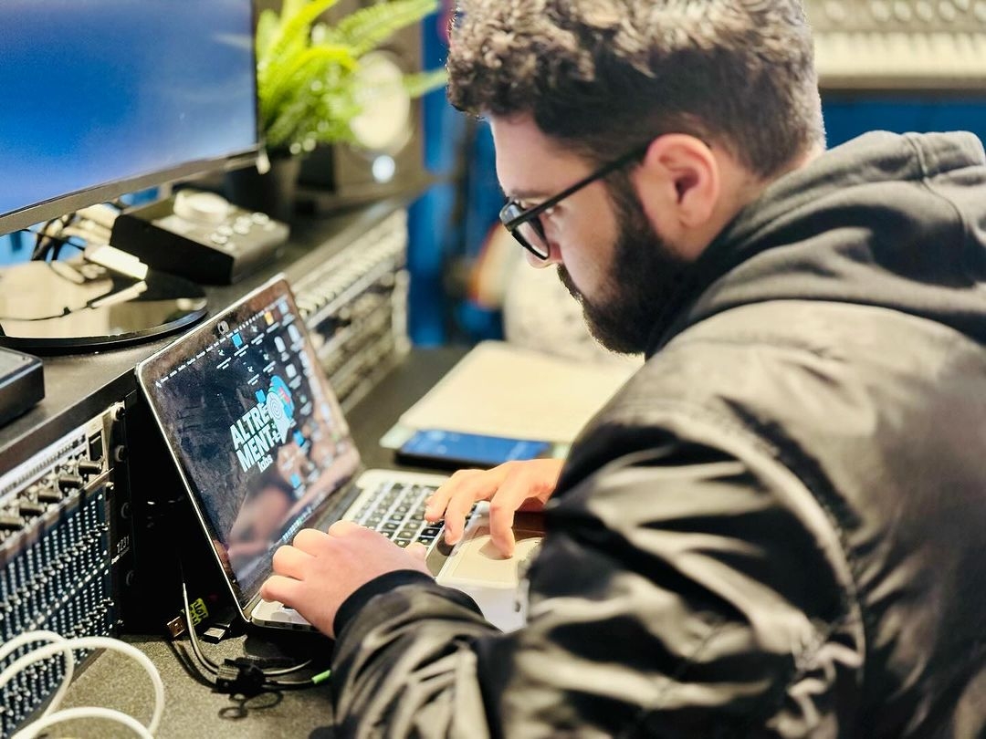 Close up di un membro del team AltreMenti Labs mentre lavora al computer