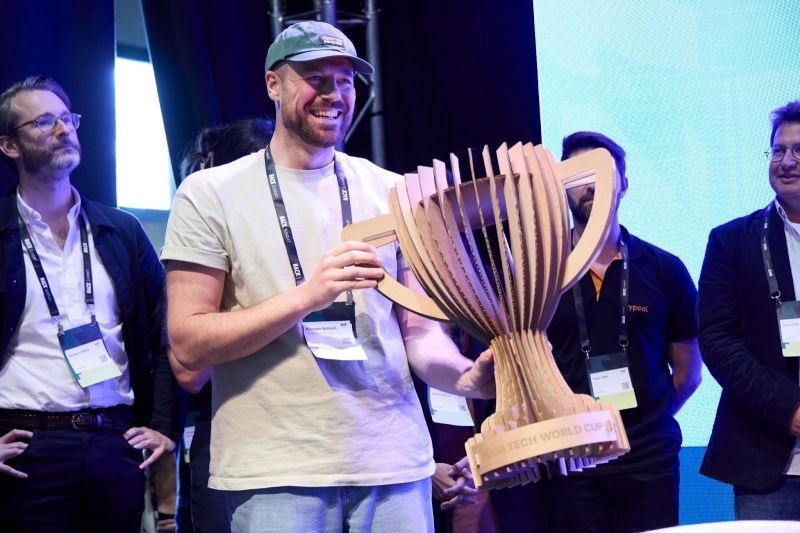 Riccardo Bottiroli, uno dei founder di Foreverland mostra il primo premio vinto alla FoodTech World Cup