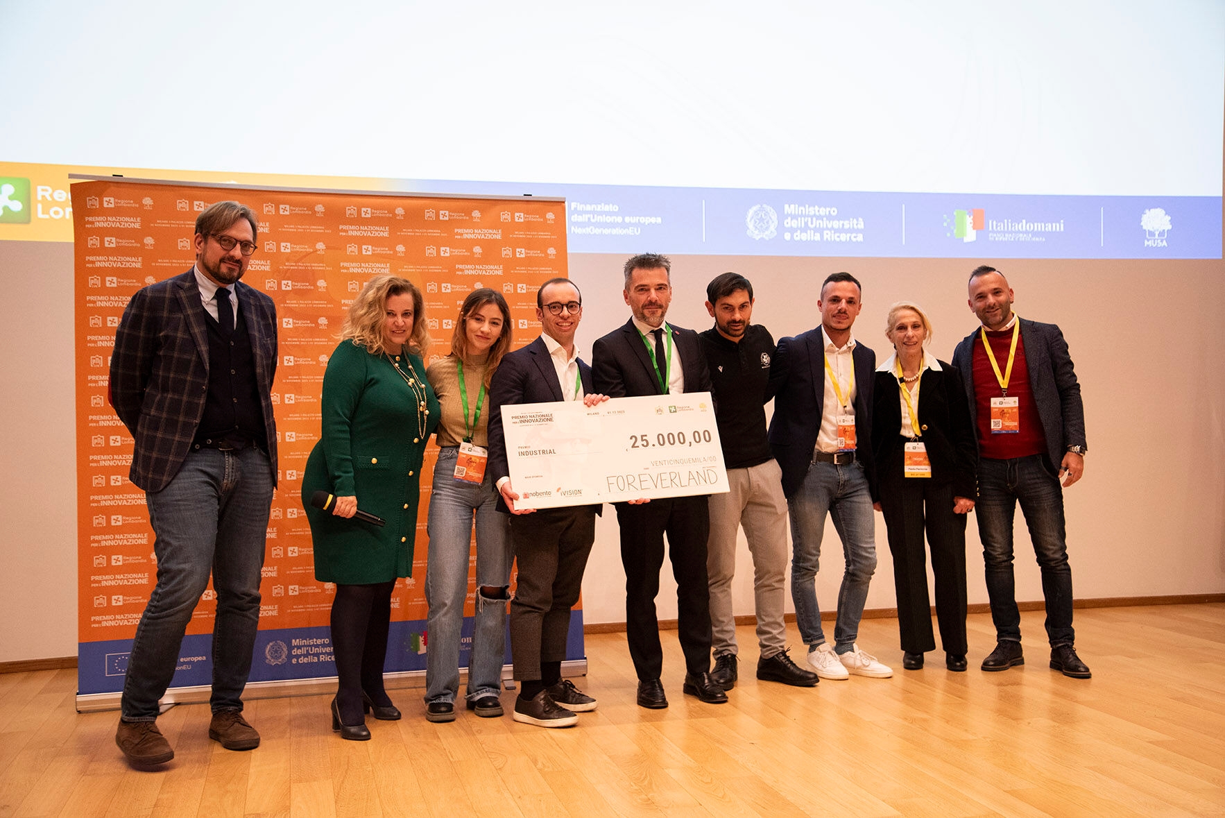 Foto di gruppo per la vittoria della start up Foreverland