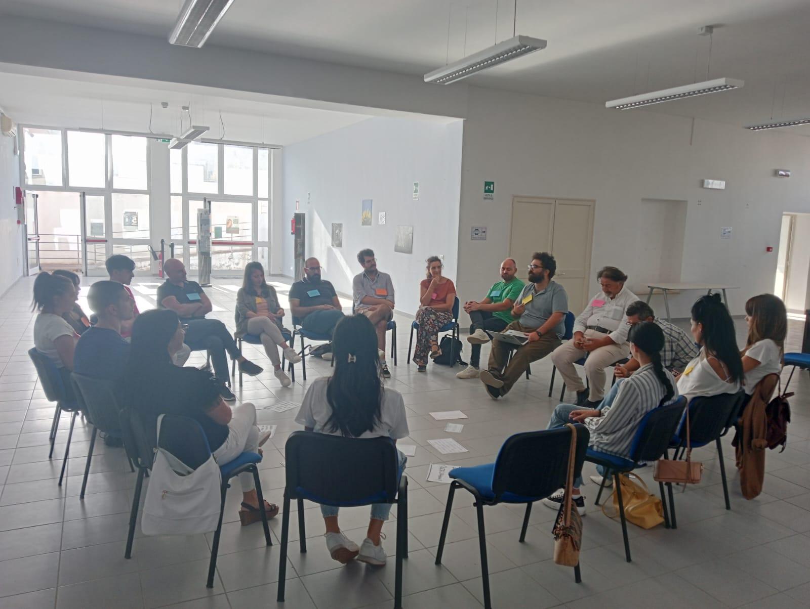 Incontro di Networking tra i Nodi della Rete Giovani Puglia Persone sedute in cerchio durante un incontro di networking