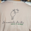 T-shirt Le Mucche di Ros - Natura in Purezza Dettaglio della t-shirt Le Mucche di Ros con il logo e il claim 'natura in purezza