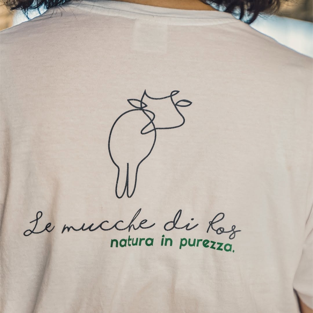 Dettaglio della t-shirt Le Mucche di Ros con il logo e il claim 'natura in purezza