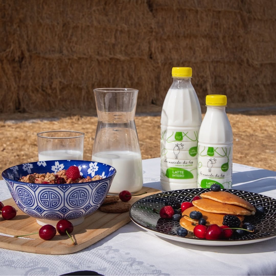 Colazione con prodotti Le Mucche di Ros: latte fresco, cereali e pancake con frutti di bosco