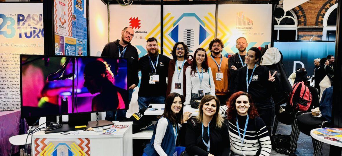 Il team di Radio Luoghi Comuni in posa presso il loro stand al Womex 2024.