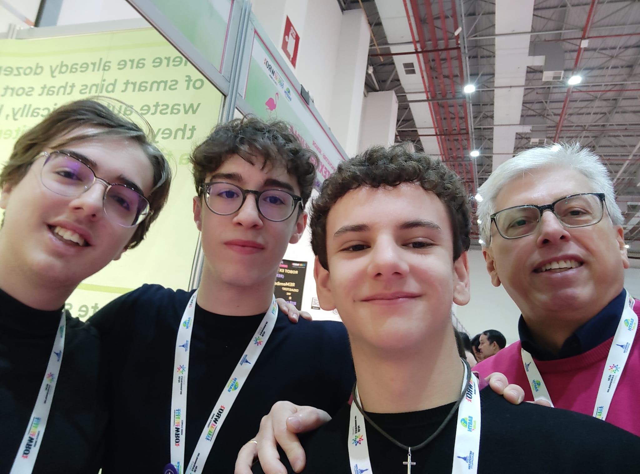Selfie del Team Remate con il Professore Somma presso lo stand della World Robot Olympiad.